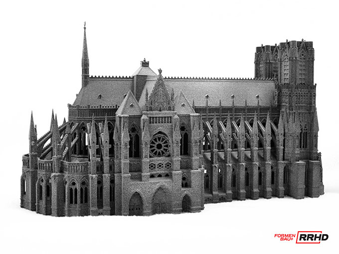 Kunstvolle 3D-gedruckte Replik einer historischen Kathedrale in Monochrom.